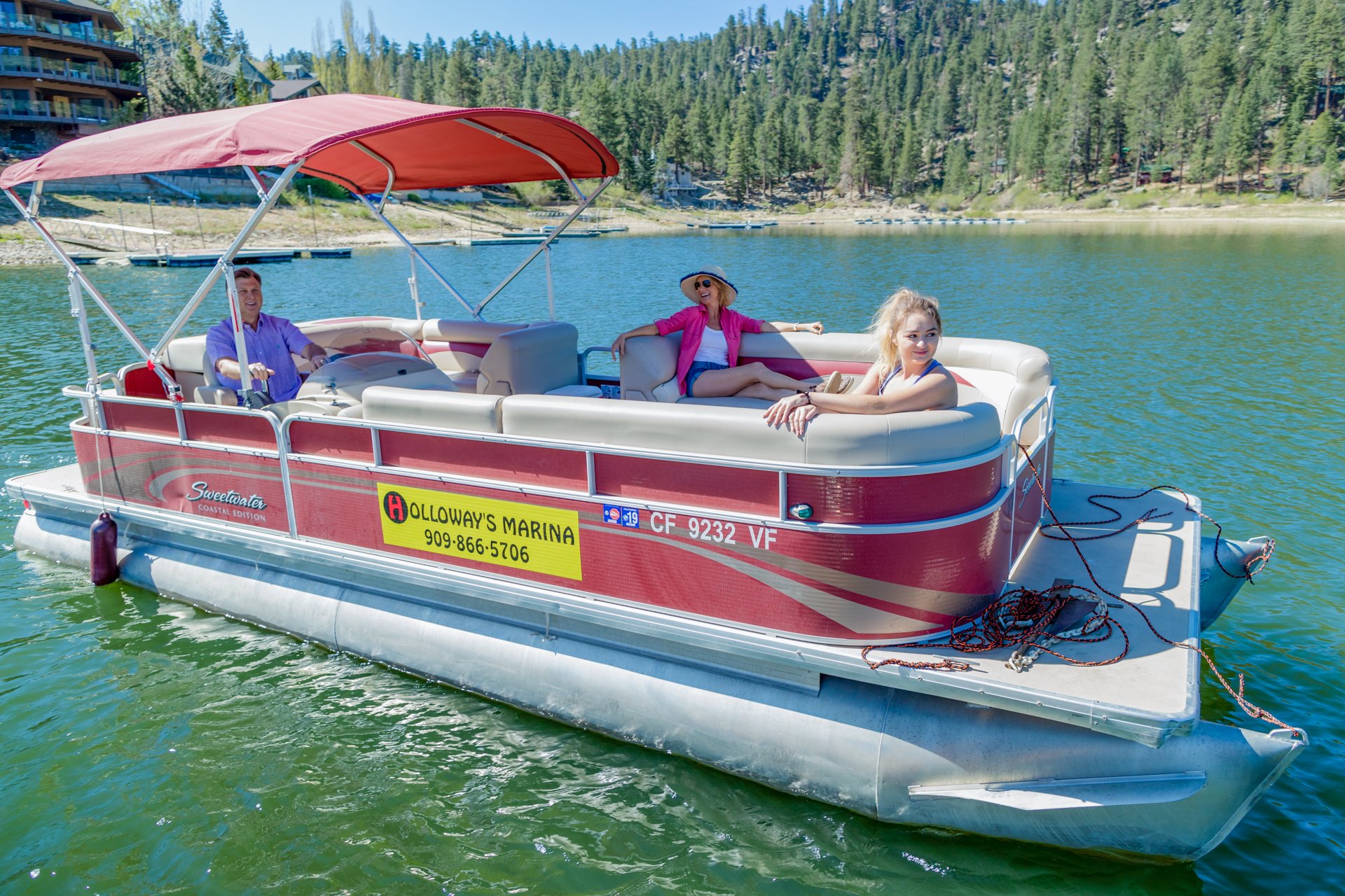 A Holloway's Marina pontoon boat with guests aboard on Big Bear Lake